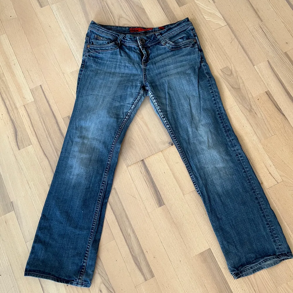 Säljer mina sjukt snygga lågmidjade jeans! Dem är i en sjukt fin blå färg och sitter sjukt snyggt! Midjemåttet är 40cm innerbenslängden är 77cm! Priset kan diskuteras det är bara att höra av er om ni har frågor!. Jeans & Byxor.