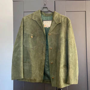 Kavaj - Fin kavaj, tyvärr blivit för liten i armarna på mig. I bra skick och inga fel som jag är medveten om. Skriv vid frågor och funderingar. Frakt tillkommer ✨