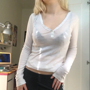 Vit tröja - Vit långärmad tröja med knappar!