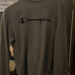 Hej! Tänkte sälja min Champion tröja då den inte passar mig längre. Den är äkta och släpper den för 150 kronor. 
