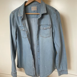 Jeansskjorta  - Ljus jeansskjorta. Lite liten i storlek. Okej skick.