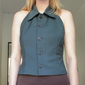 Halternecktopp - Så fin mörkgrön halternecktopp från Gina 🪲 Älskar den men den är lite stor för mig. Det är storlek S men skulle säga att den passar s-m, beror på vilken passform du vill att den ska ha!