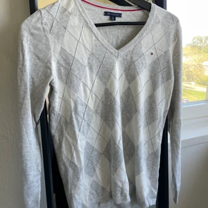 TOMMY HILFIGER TRÖJA ANVÄND EN GÅNG - Passform likt andra bilden (LÅNAD)! Nypris: 900kr