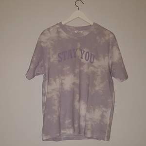 Lila och vit tie-dye T-shirt från Monki med trycket 