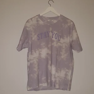 Monki Tie-Dye T-shirt - Lila och vit tie-dye T-shirt från Monki med trycket "Stay You". 