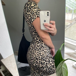 Klänning från Nelly - Super fin och somrig klänning som passar in på de varmaste dagarna!🦋🦋 Köpt på Nelly och är i str. 34❤️ 