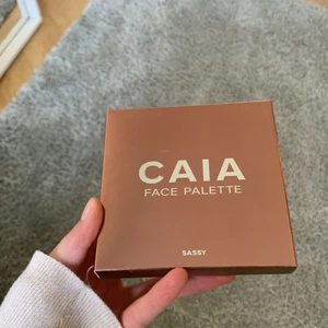 Caia pallet - Jag säljer en caia pallet eftersom att jag beställde i fel färg. Pelleten är helt orörd vilket man tydligt kan se, färgen är sassy.