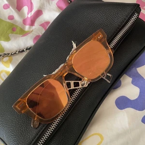 Chimi 004 Peach  - Intressekoll på dessa jättefina chimis! Inga defekter eller skador, utöver pyttesmå repor som knappt syns. Går heller inte att köpa i butik längre. Säljer antingen för 900 eller byter gärna mot en annan 004 färg. Skriv för intresse!🤍🤍