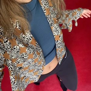 Topshop pop blazer - Festive style unique blazer that directly pops ur outfit into sparks. This topshop design is super trendy and best for mask on parties. Never worn. The label is still on it with an extra knapp 