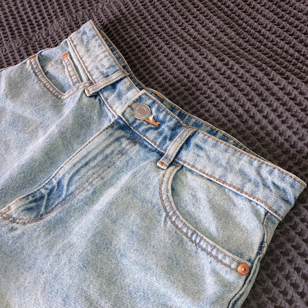 Blå jeansshorts, högmidjade från Lindex i Strlk 36. Mycket fint skick, använda ett fåtal gånger! 🧵. Shorts.