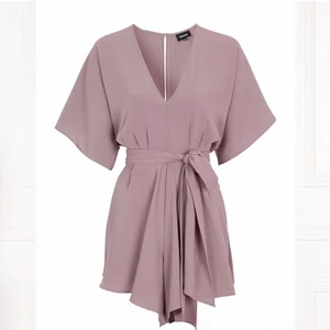 Klänning  - Säljer denna playsuit från bubbleroom, använd 1 gång och i nyskick. Säljer för 150 kr + frakt 66kr 