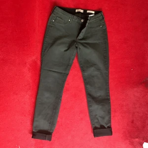 Jeans dark green - Comfortable skinny jeans dark green. Front pockets are just there for design and rear pockets are real. Very nice piece. Love the ends that add a contrast with the darker tone