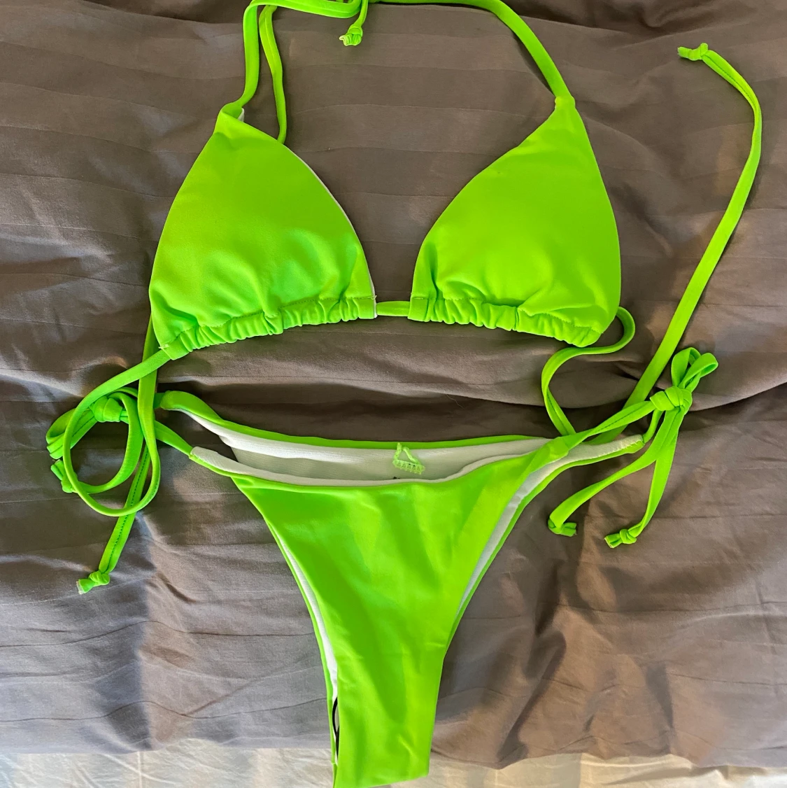 Oanvänd neongrön bikini - 90