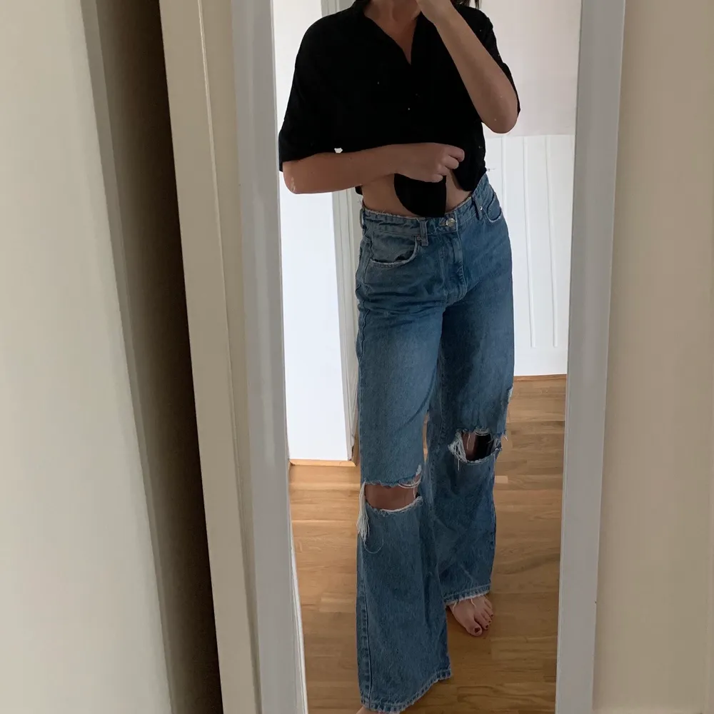 Vida jeans ifrån Gina tricot! Är en favorit-modell och sitter perfekt i längd på mig som är 171 cm, säljer dem då de dovk är lite för stora.. Storlek 38 och är använda Max 2 ggr✨💫💫. Jeans & Byxor.