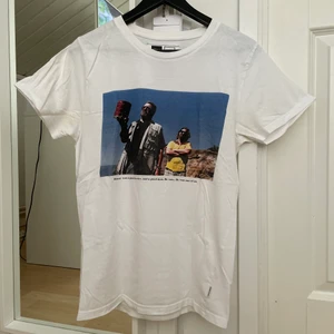 ”The Big Lebowski” T-shirt - En T-shirt från Dedicated som köptes i Stockholm.   Tröjan är i Storlek S men känns nästan som XS.               Bilden och texten är från en klassisk film                        ”The Big Lebowski”