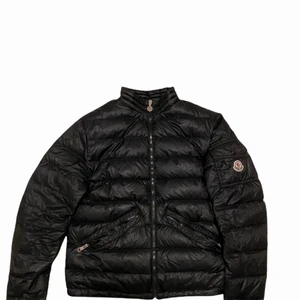 Moncler Agay Jacka - Riktigt snygg moncler jacka nu till våren/sommaren.  Size 2 vilket motsvarar S-M. Finns ett par små lagningar på jackan som är svårt att lägga märke till. Skriv gärna vid intresse eller frågetecken🤝