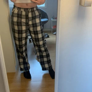 Pyjamasbyxor  - Svarta och vita rutiga pyjamasbyxor från shein i storlek s.