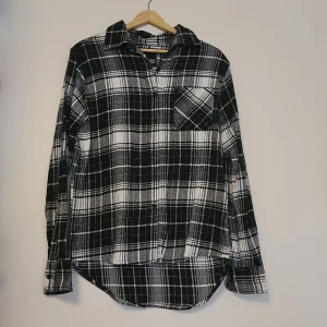 Skjorta med glitter  - Skjorta från 157 med glitterdetaljer. Oversized.