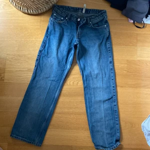 Lågmidjade jeans  - Super snygga lågmidjade jeans som säljs endast pga för korta. Har själv dem i 2 andra färger men i rätt storlek, favorit jeansen helt klart. Storlek 29/30. Inga brister alls, och super fin färg.