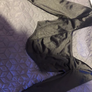 Svart nyårs/fest tröja XS - Denna tröjan har bara använt en ända gång på en nyårsfest, man kan använda den till fester eller något fancy XS är super fin fast blivit för liten för mig