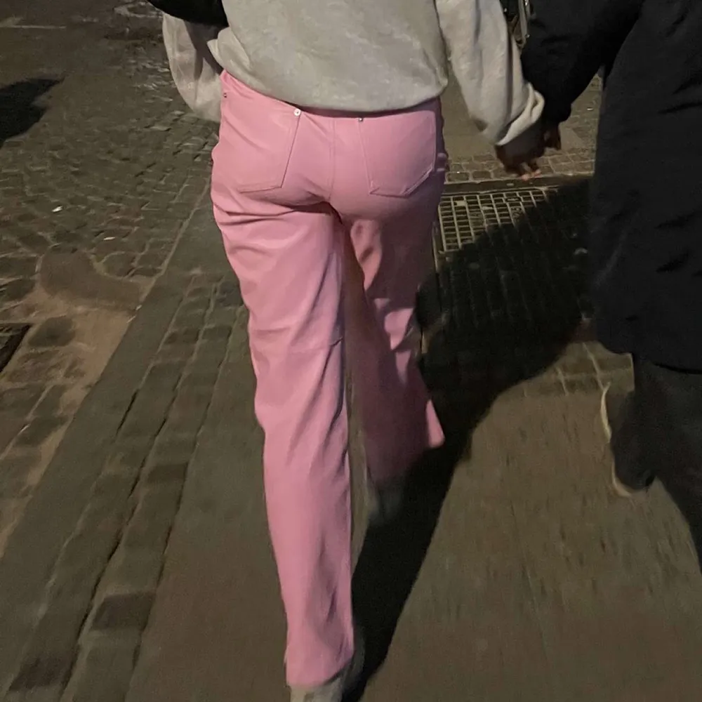 rosa (fejk)skinnbyxor från NAKD. använda 1 gång. nypris 549kr men säljer för 400kr. kan ta fler bilder vid intresse! strl 36 och är true2size. jag är 176 cm och längden är bra. Jeans & Byxor.