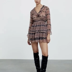 Zara klänning  - Säljer den här sååå fina klänningen från zara som jag älskar men som tyvärr är för liten för mig💓Köpare står för frakt! 