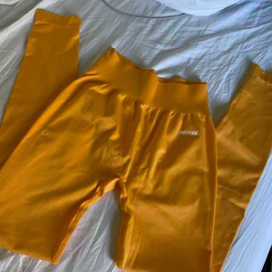 Bo Tee leggings med scrunch - Helt oanvända från BoTee och sitter super fint där bak då jag äger också dessa i andra färger