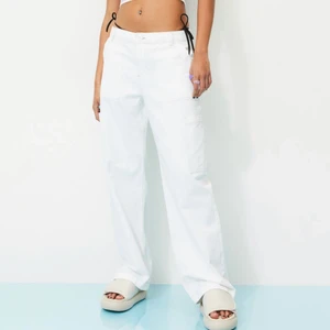 Cargo byxor - Intresse koll på dessa cargo byxor från hm, slutsålda i nästan alla strl, har ett par i strl 34 och ett par i strl 36 som jag kan tänka mig sälja! Sitter som en smäck såå najs men inte riktigt min stil känner jag! Skriv för egna bilder 