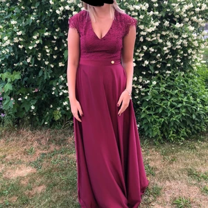 Vinröd balklänning  - Min balklänning från 9an, vinröd och så fin! Köpte den på Bubbleroom och märket är Chiara forthi. Endast använd en gång så i väldigt fint skick! 