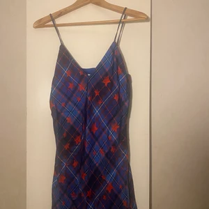 Tommy Hilfiger x Gigi Hadid Klänning  - Dam Klänning Varan är i ny skick och har aldrig används. I storlek 8 motsvarar en 36:a i storlek.