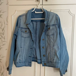 Jeansjacka från Isolde - Ljusblå jeansjacka från Isolde, stretchigt material. Storlek 38. 💛