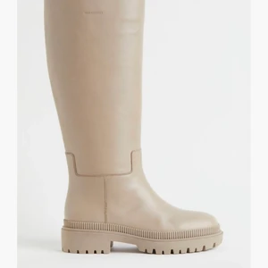 Höga boots  - Säljer dessa så fina höga stövlar/boots från h&m. Köptes för 1199kr. Kvitto kvar samt använda 1 gång. Storlek 38.💓