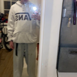 Vans hoodie - Vans hoodie i ny skick använd några gånger bara