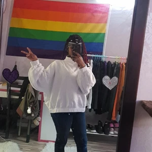 Tjock tröja, vit, svart och mörkgrön - Tre tjocka tröjor från BIK BOK. Sitter väldigt oversized på mig då dom är i strl XL. Vit och grön är oanvända och svart är knappt en handfull gånger. Alla tre är i gott skick. Skriv privat vid frågor och intresse! (OBS! Säljs även separat)