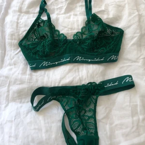 Grönt underklädersset från Missguided - Hej! Säljer detta oanvända underklädersset från missguided. Endast testat och där av är lapparna bortklippta. Trosorna är i storlek S, men är stretchiga så passar M & ev L. Bh är i storlek 75 D, men är ganska liten i kupan så motsvarar en S eller M i storlek! Köparen står för frakt. 