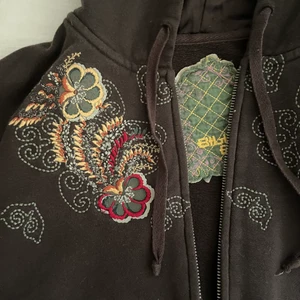 Ziphoodie - Ziphoodie med coola tryck, gott skick, jag köpte den för 600 kr