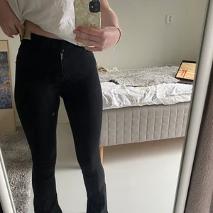 Ginatricot flare jeans - flarebyxor från gina som är lite försmå för mig. dragkedjan ser egentligen normal ut men blir utsträckt eftersom dom är lite små på mig