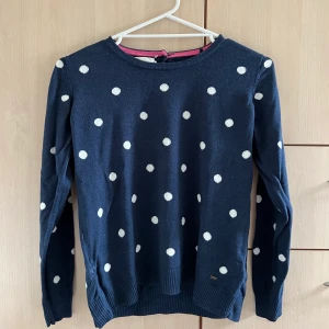 Söt och prickig tröja  - En jättesöt långärmad tröja med ett mjukt plagg. Den har även ett tunnt material vilket är perfekt till våren. Köptes för längesedan men har ej kommit till användning. Det står inte vilken storlek men jag skulle gissa på S/M. Skriv för frågor! 