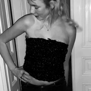 Zara topp - Säljer denna jättefina toppen från zara, köpt i januari. Toppen är aldrig andvänd och har lapparna kvar! Storlek M men passar perfekt på mig som har S! 😍😍