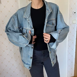 Levis jeansjacka  - Vintage jeansjacka från levis, köpt i los angeles på 80-talet men knappt använd sedan dess! I strl L, men kan även passa en M mer oversized, passar både tjejer och killar💕 spårbar frakt 66kr💕