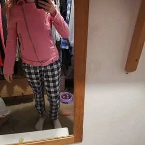 Rosa vårjacka  - En fin rosa jacka perfekt till våren använd få gånger, från H&M storlek 32/xs med fickor på 