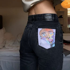 Coola jeans - Coola jeans från zara. Fickan är målad, går hur bra som helst att tvätta. ❣️ jag är 172 cm, går till ankeln på mig