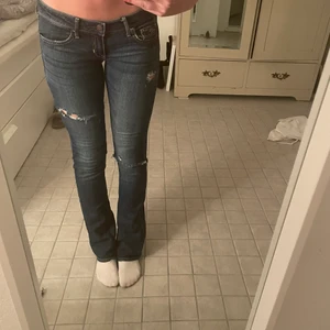 Lågmidjade jeans  - Fina blåa lågmidjade bootcut jeans från hollister, stl 26 så passar de runt xs/s/m