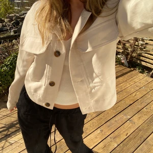 Vår/sommar jacka - Säljer min fina tunna vår/sommar jacka. Supersnygg passform🤍 säljer då den inte kommer till användning💖