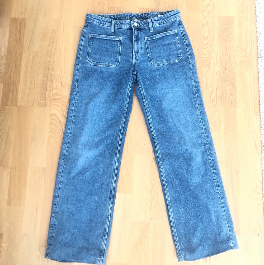 Säljer dessa mellan/lågmidjade jeans från weekday som är lite större nertill. Supersnygga!💓. Jeans & Byxor.