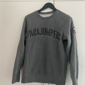 Äkta Parajumper Tröja strlk M - Säljer min Parajumper Tröja strlk M  Går och träffas i Svalöv annars skickar med posten.