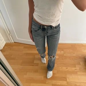 Zara mid rise jeans - Säljer mina coola zara mid rise jeans i färgen gråblå. Superbra skick och bara använda ca 4-5 gånger. Går till marken på mig som är 173cm. Skriv för fler bilder💗 köparen står för frakten.