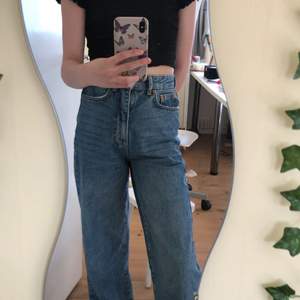 Ett par jättefina jeans från Ginatricot, köpte för 600 och säljer för att de blev för korta och tajta 