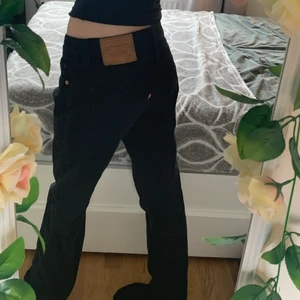 L E V I S   5 0 1   O R I G I N A L  - Äkta jeans från Levis! Väldigt bra skick, nypris ligger på 1000kr🫶 Herrjeans från början men modellen är tjej <3