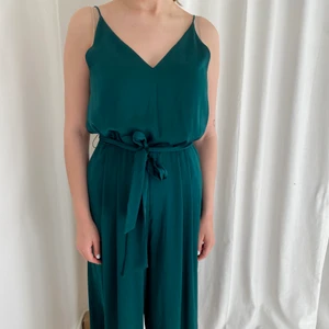 Byxdress h&m  - Fin byxdress från H&m! Något ljusare grön i verkligheten 